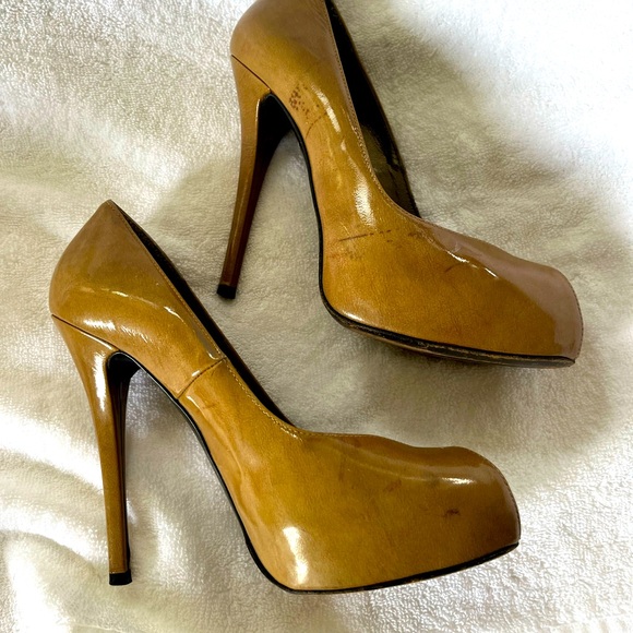 STUART WEITZMAN size 8.5 heel. Tan pattent leather high heel. - Picture 1 of 7